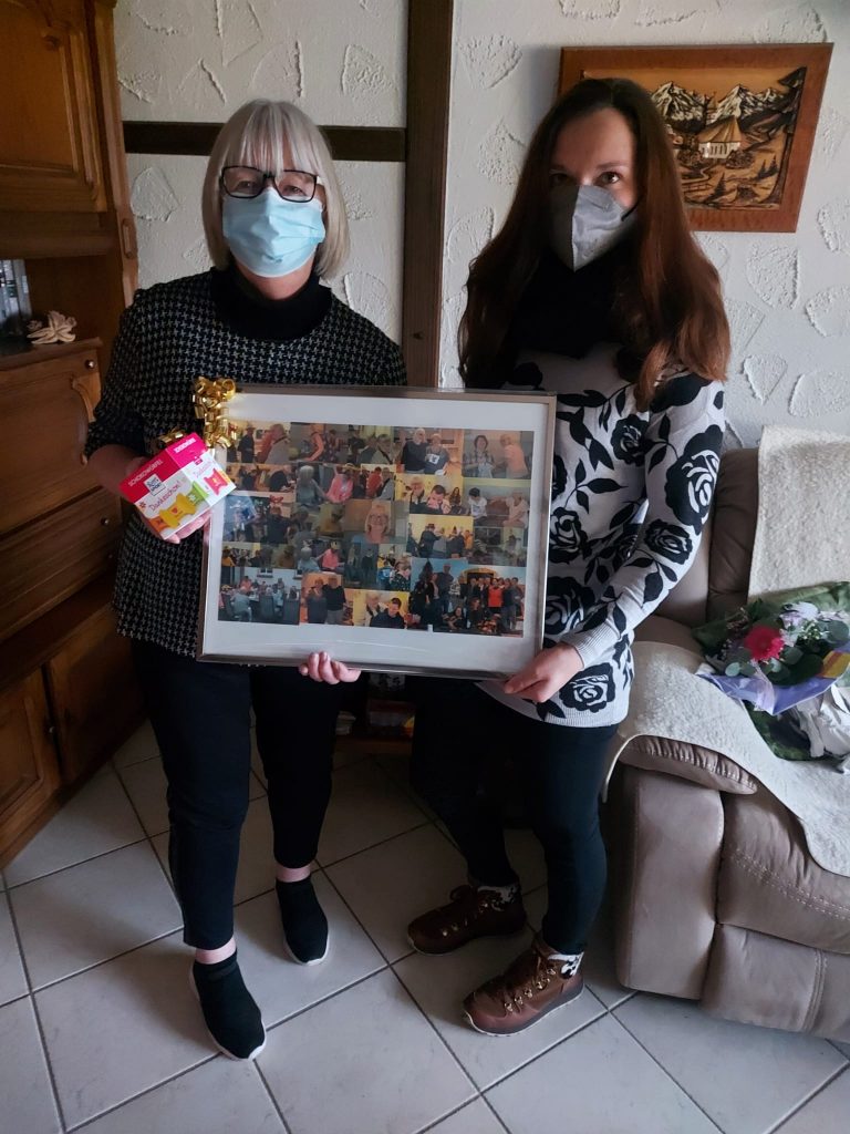 Sabrina Hentrch übergibt Fotokolage an Marliese Kläser