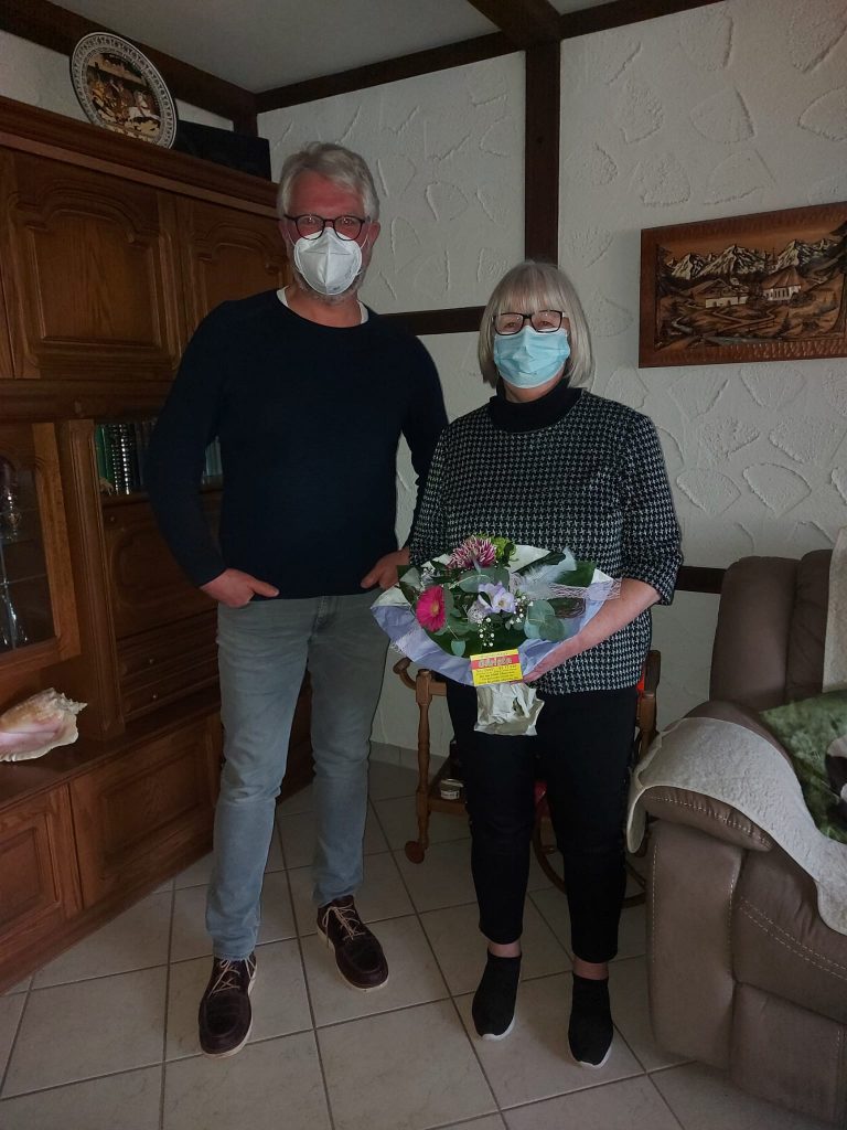 Ralf Wagner übergibt Blumenstraus an Marliese Kläser